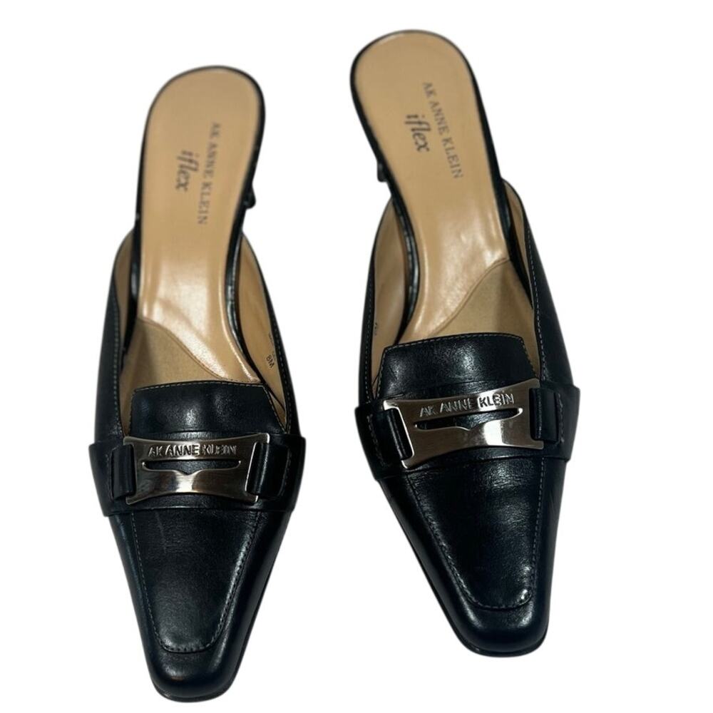 Anne Klein AK iFlex Black Mule Leather Shoe Silver Logo Buckle Size 8M 2.2" Heel
